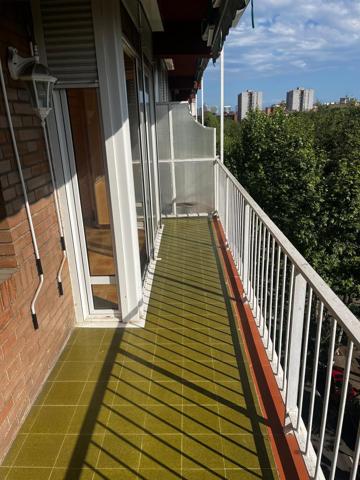 ¡GRAN OPORTUNIDAD EN RAMBLA PRIM - PISO CON LUZ, ALTURA Y BALCÓN! photo 0