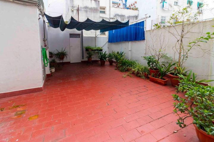 Piso con estupendo patio en plena Avenida Principal de San Roque photo 0