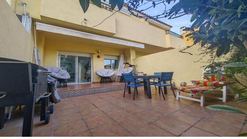 Unifamiliar Pareada En venta en Calle Sierra Morena, 3, Selwo, Estepona photo 0
