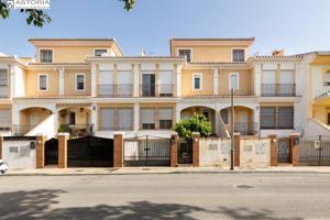 Venta de casa adosada en Churriana de la Vega (Granada) photo 0