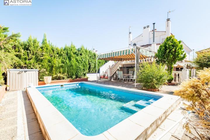 ¡Oportunidad única en Monteluz! Chalet pareado con piscina y garaje en venta 🏡 photo 0