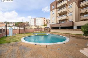 Estupendo piso con garaje y piscina en Lancha de Cenes. photo 0