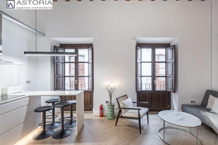 Exclusivo piso con reforma de diseño en el corazón de Granada photo 0