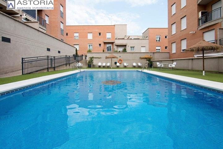 PISO LUMINOSO EN BUEN ESTADO CON PISCINA COMUNITARIA, DOS GARAJES Y TRASTERO photo 0