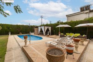 Chalet con piscina en Urbanización Suspiro del Moro photo 0