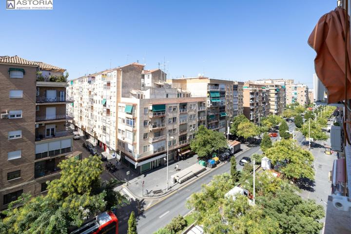Camino de Ronda. Piso en planta alta con 5 dormitorios, garaje y trastero, calefacción central. photo 0