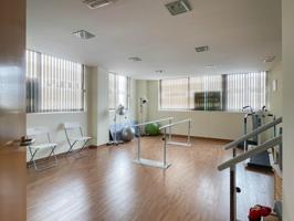 LOCAL COMERCIAL EN ENTRESUELO CON LICENCIA DE CLINICA Y SPA URBANO, USO SANITARIO LISTO PARA INICIAR photo 0