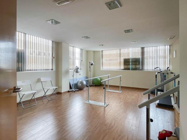 LOCAL COMERCIAL EN ENTRESUELO CON LICENCIA DE CLINICA Y SPA URBANO, USO SANITARIO LISTO PARA INICIAR photo 0
