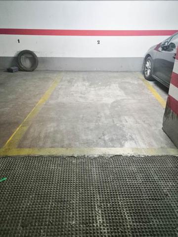 PLAZA DE GARAJE EN RUZAFA PARA COCHE MEDIANO photo 0