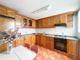 PISAZO DE 4 HABITACIONES Y DOS BAÑOS CON GARAJE INCLUIDO, LISTO PARA ENTRAR A VIVIR JUNTO AL TRANVÍA photo 0