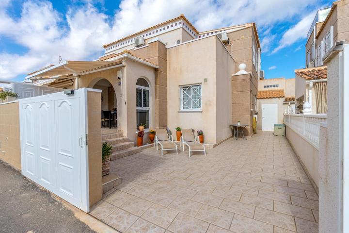 Casa adosada de 4 dormitorios en Altos de Bahía 3, Aguas Nuevas, Torrevieja. photo 0