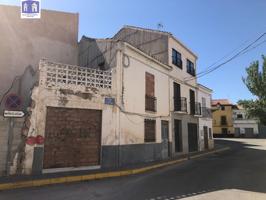CASA CON LOCAL PARA REFORMAR photo 0