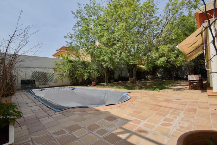 Chalet en parcela de 742 m2 con piscina en Santa Fe photo 0