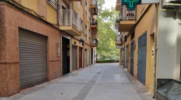 Local comercial, con capacidad para dos vehículos y almacenaje photo 0