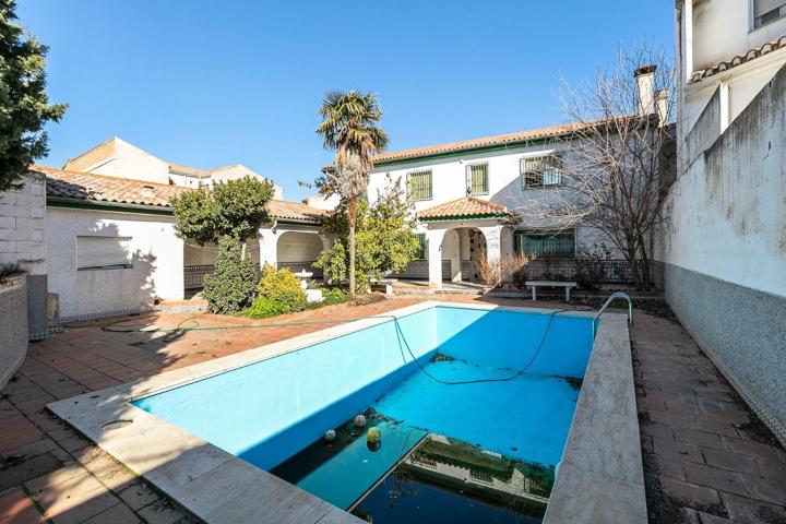 CHALET CON PISCINA Y TERRENO EN EL CENTRO DE LAS GABIAS photo 0