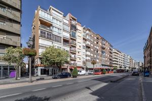 📍 Local Comercial en Acera del Darro (esquina), frente a El Corte Inglés – 130 m² y 5 escaparates photo 0