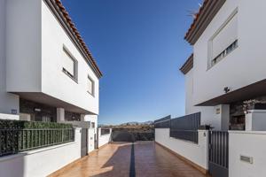 CASA PAREADA CON VISTAS PANORAMICAS DE TRES DORMITORIOS EN GOJAR photo 0