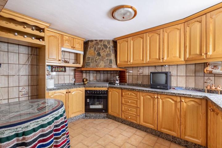 Gran casa en esquina para reformar en Güéjar Sierra photo 0