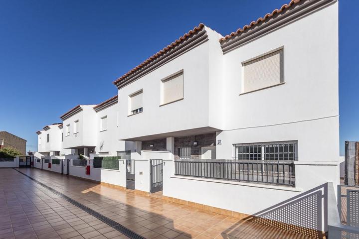 UNIFAMILIAR ADOSADA EN GÓJAR EN URBANIZACIÓN PRIVADA CON VISTAS photo 0