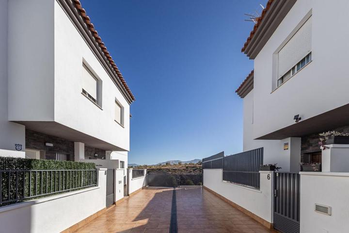 UNIFAMILIAR ADOSADA EN GÓJAR EN URBANIZACIÓN PRIVADA CON VISTAS photo 0
