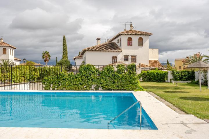 Amplia casa pareada en urbanización privada con piscina, zona El Carmelo, Ogíjares photo 0