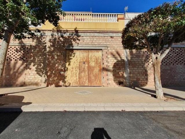 ¡Gran oportunidad de negocio en el centro de Roquetas de Mar! photo 0