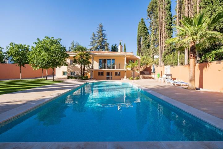 ¡Descubre el hogar de tus sueños en la exclusiva urbanización Cortijo del Aire en Albolote!. Un chal photo 0