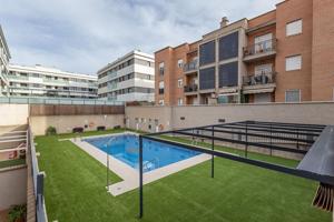 PISO LUMINOSO EN BUEN ESTADO CON PISCINA COMUNITARIA, DOS GARAJES Y TRASTERO photo 0