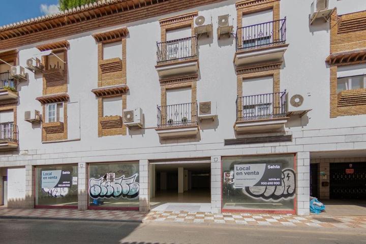 ¡Amplio local comercial en el centro de La Zubia! 🏢 photo 0