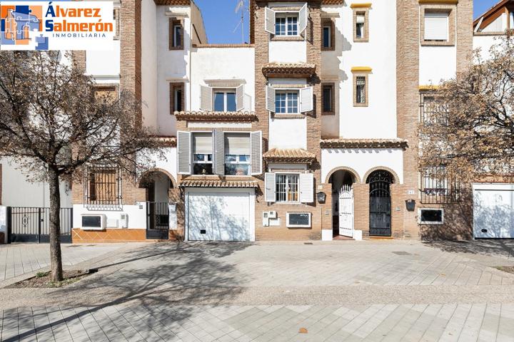 Espectacular casa adosada junto al Centro Comercial Serrallo photo 0