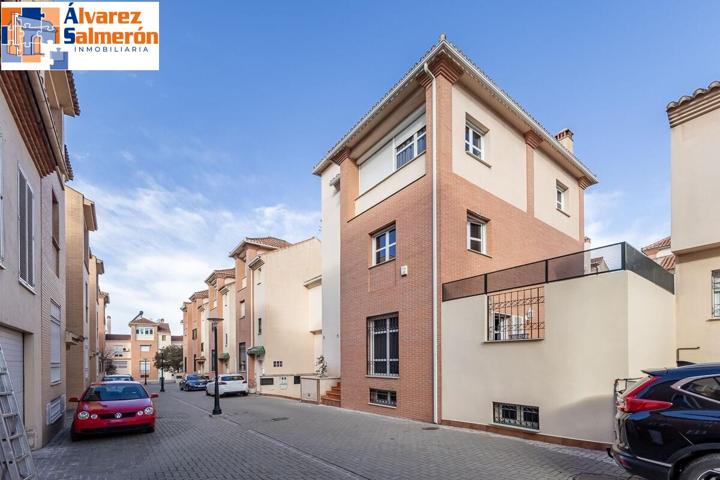 Chalet pareado Premium con ascensor y todo el lujo de detalles en Granada capital. photo 0