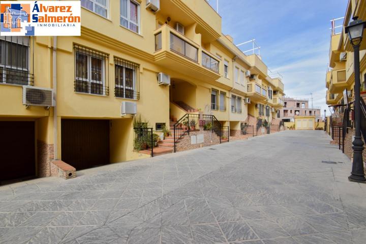 Armilla. Vivienda unifamiliar adosada. 3 dormitorios. 2 baños. 1 aseo. photo 0