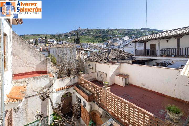 Casa con encanto a reformar en plena Cuesta del Chapiz. Patio, varias terrazas y mucho más photo 0