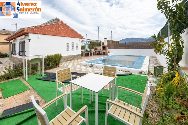 Chalet de una planta en Otura con jardín, piscina y terraza photo 0