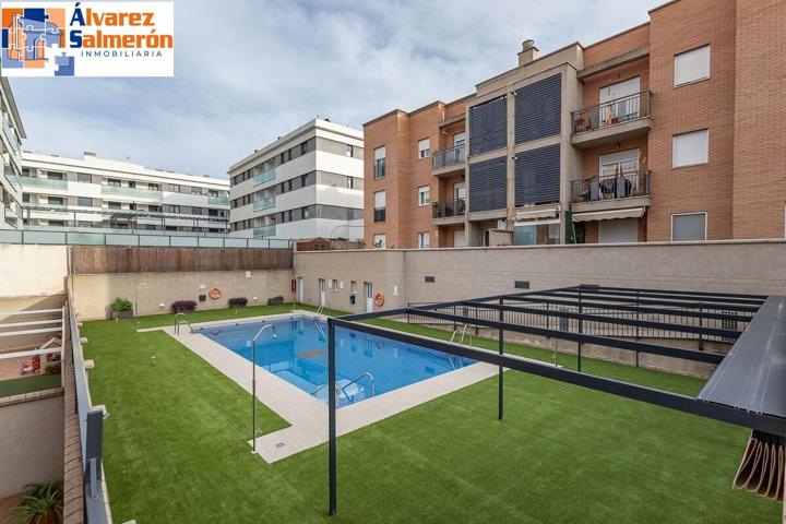 PISO LUMINOSO EN BUEN ESTADO CON PISCINA COMUNITARIA, DOS GARAJES Y TRASTERO photo 0