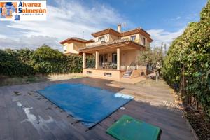 Estupenda vivienda en Urb. Los Chopos de Las Gabias photo 0
