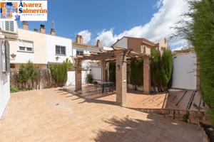 Casa pareada con hermoso patio en el centro de La Zubia photo 0
