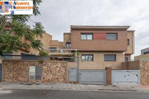 EXCLUSIVO ADOSADO EN ARMILLA: VISTAS, LUZ, DISEÑO Y CONFORT TOTAL photo 0