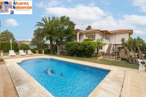 Chalet con piscina en Urbanización Suspiro del Moro photo 0