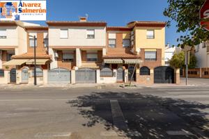 CASA ADOSADA JUNTO AL NEVADA photo 0