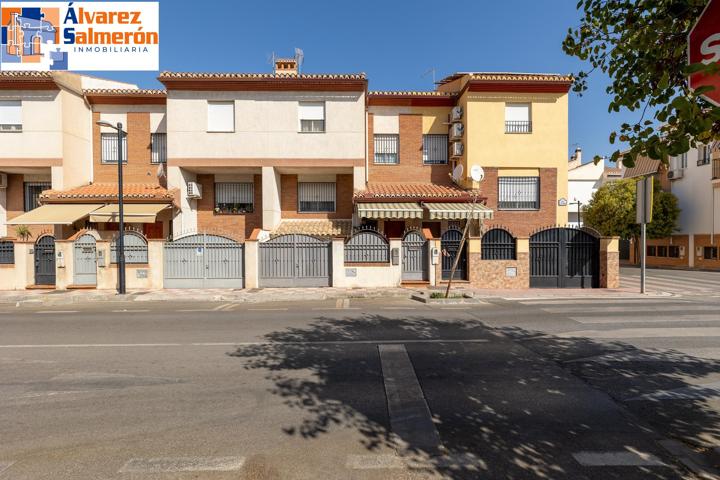 CASA ADOSADA JUNTO AL NEVADA photo 0