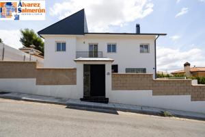 EXCLUSIVO CHALET CON PISCINA , VEN A VISITARLO. photo 0