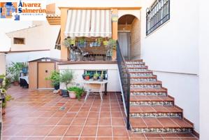 Casa a la venta en Peligros con grandes espacios y vistas despejadas photo 0
