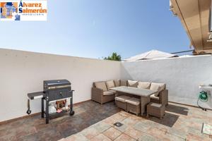 ¡Tu casa ideal te espera en Los Ogíjares! Tranquilidad, vistas y espacio para toda la familia photo 0