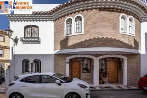 Acogedora Casa en Cenes con piscina comunitaria photo 0