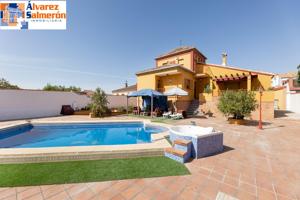 Chalet exclusivo con piscina y jardín en urbanización Pretel en Albolote (Granada) photo 0