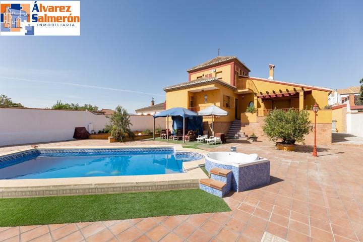 Chalet exclusivo con piscina y jardín en urbanización Pretel en Albolote (Granada) photo 0