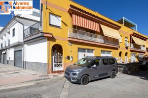 Amplia casa en esquina en Maracena. Zona de RESIDENCIA DE MAYORES photo 0