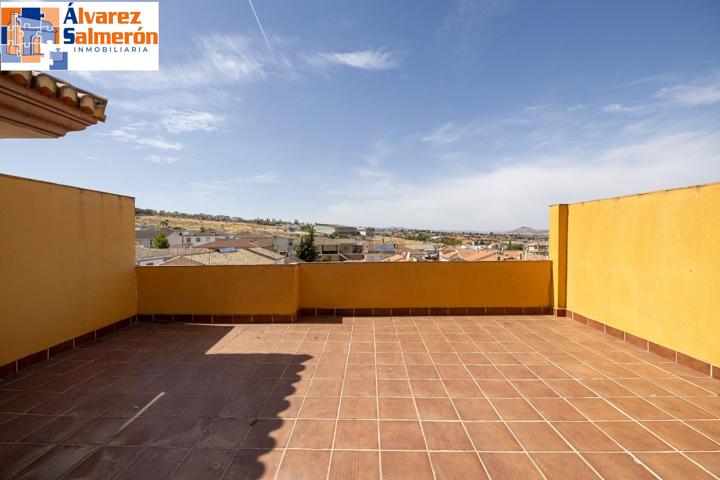 Ático luminoso con gran terraza en La Zubia y plaza de garaje photo 0