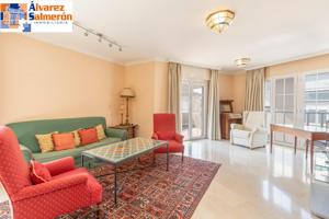 Gran piso en ubicación privilegiada, junto a la Biblioteca de Andalucía y la Facultad de Ciencias photo 0